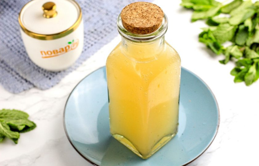 1. Этап. Домашний яблочный уксус: Перелейте сок в банку или графин и плотно закупорьте. Храните 30-40 дней в темном прохладном месте. По мере затухания брожения жидкость будет становиться все кислее и кислее, ее сладость будет уменьшаться.