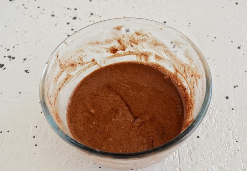 1. Этап. Постный пудинг: Добавьте растопленный шоколад в миску и аккуратно перемешайте лопаточкой.