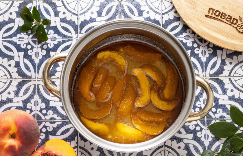 1. Этап. Цукаты из персиков: Снимите кастрюлю с плиты и оставьте персики в сиропе на 12 часов.