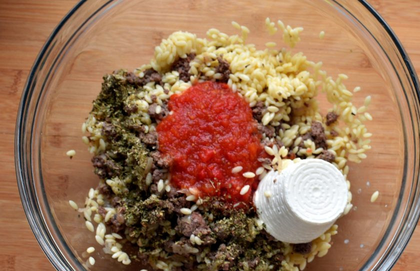 1. Этап. Фаршированные сладкие перцы с итальянской пастой орзо: Остудите фарш до теплого состояния и выложите в просторную миску. Добавьте орзо, сваренное аль-денте, томатную пассату и рикотту. Посолите, поперчите и щедро посыпьте итальянскими травами. Очень рекомендую добавить совсем чуть-чуть свежей тертой лимонной цедры.Хорошо вымешайте фарш.