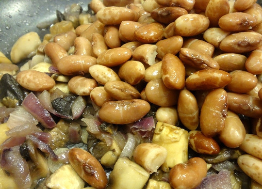 1. Этап. Фасоль с шампиньонами: 4. Фасоль использую уже заранее отваренную (можно белую или красную), отправляю ее в сковороду после того, как выкипела вся жидкость.