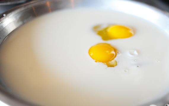 1. Этап. Куриный стейк с соусом: 1. В одной миске смешать молоко и яйца, в другой миске – муку и специи. Выложить мясо в отдельную миску и приготовить блюдо для запанированного мяса.