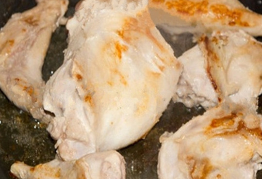 1. Этап. Жаркое из кролика в мультиварке: 2. Кролика достаем, промоем, обсушим полотенцем, и обжарим со всех сторон до появления корочки. Перекладываем в мультиварку.