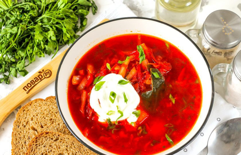 1. Этап. Борщ по ГОСТу: Разлейте борщ в глубокие тарелки, добавьте сметану, измельченный зеленый лук и подайте к столу с ржаным или черным сортом хлеба.