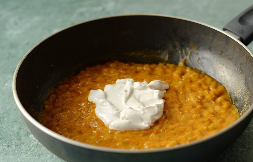 1. Этап. Луковая подлива для котлет: Затем добавьте сметану и потушите подливу примерно 2 минуты. На этом этапе подливка уже готова.