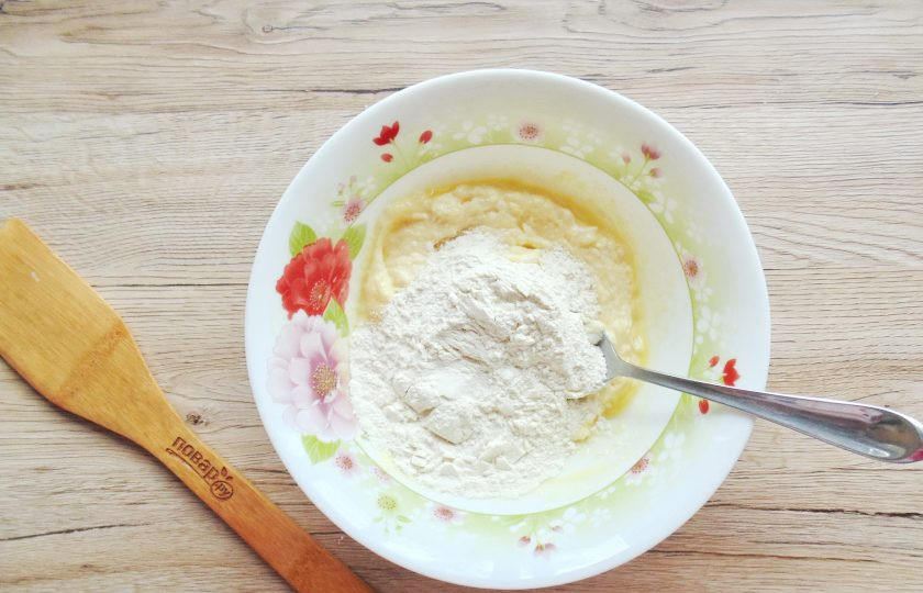 1. Этап. Песочный пирог с яблоками и заварным кремом: Постепенно насыпьте муку и замесите мягкое, эластичное тесто, не липнущее к рукам тесто.