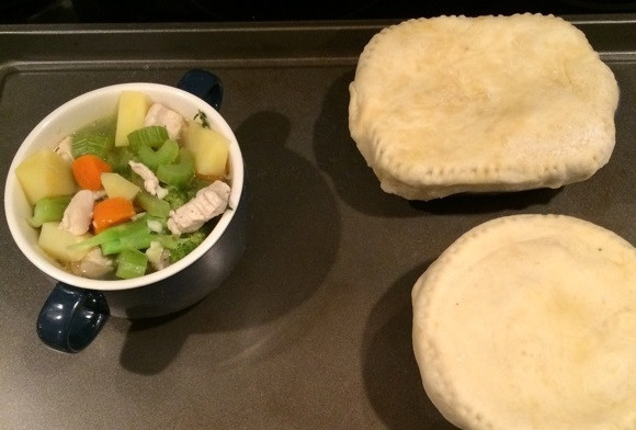 1. Этап. Куриный пирог в горшочке: 10. Разложите овощи по горшочкам вместе с бульоном и накройте крышками из теста. Смажьте тесто растительным маслом и сделайте небольшие отверстия.