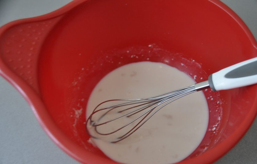 1. Этап. Пропитка для кулича: Размешайте опару, накройте салфеткой, поставьте в теплое место на 15 минут.