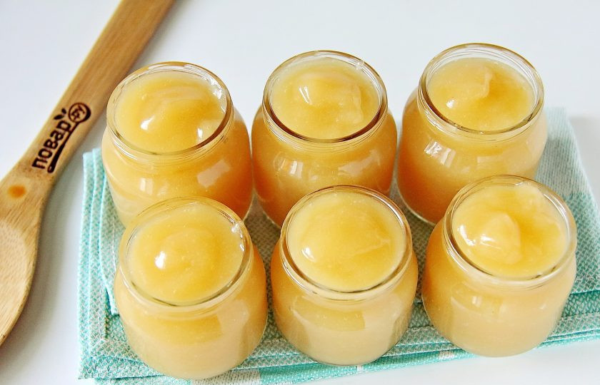 1. Этап. Яблочное пюре для грудничка на зиму: Затем поставьте готовое яблочное пюре обратно на плиту и вновь доведите до кипения, после чего снимите с огня и разложите по стерилизованным банкам. У меня получилось ровно 6 баночек из под детского питания.