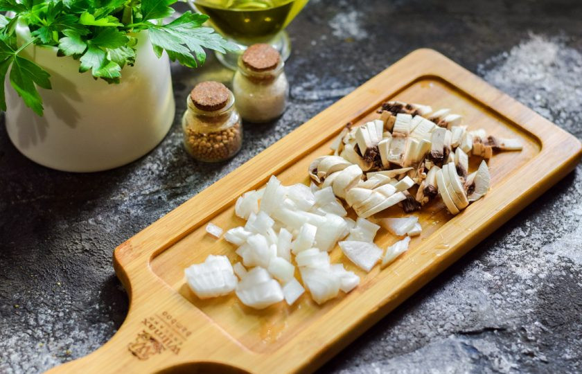 1. Этап. Гнезда с морепродуктами: Нарежьте грибы и лук как можно более мелкими кусочками.