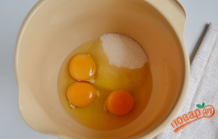 1. Этап. Новогодний торт Лесной мох: Яйца с сахаром и ванильным сахаром взбейте миксером на высоких оборотах до получения пышной светлой массы. Взбивать нужно не менее 5-6 минут.