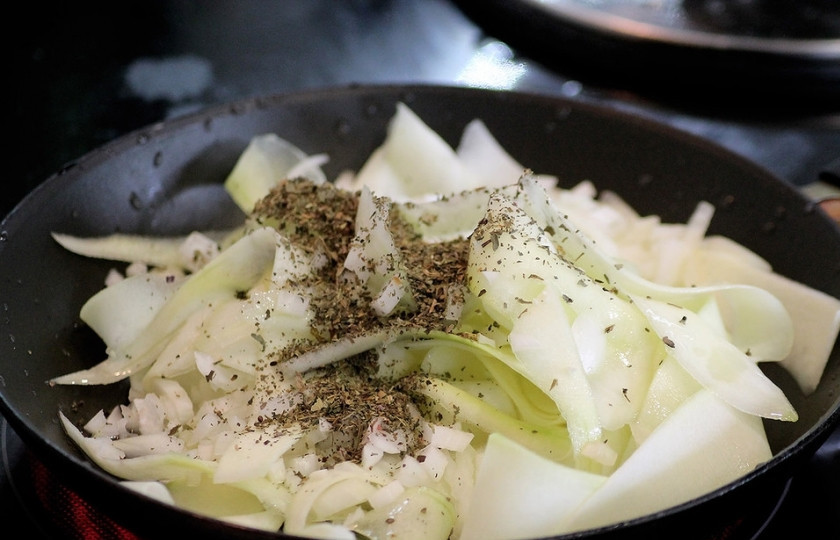 1. Этап. Тарт фламбе: Обжарьте лук и кабачок на сковороде в небольшом количестве масла растительного, добавьте специи (например, сушеный базилик).