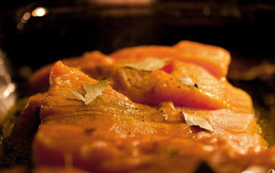 1. Этап. Запеченные филе лосося Дижон: 3. Филе лосося выложить на фольгу кожей вниз, сверху каждый кусочек намазать тонким слоем неострой горчицы, приправить по вкусу солью и перцем. Самое время полить филе растопленным сливочным маслом.