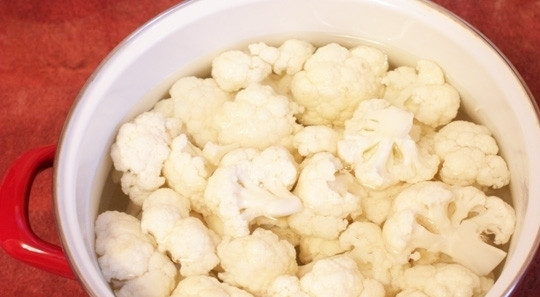 1. Этап. Цветная капуста с куриным филе: В кастрюле нагреваем воду и опускаем в нее капусту на 3 минуты, когда вода закипит. Затем воду необходимо слить.