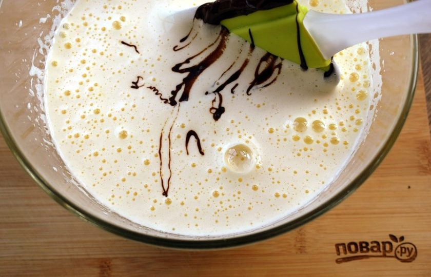 1. Этап. Шоколадный чайный пирог: Шоколад растопите на водяной бане, немного остудите и тонкой струйкой влейте яично-масляный крем, перемешайте.