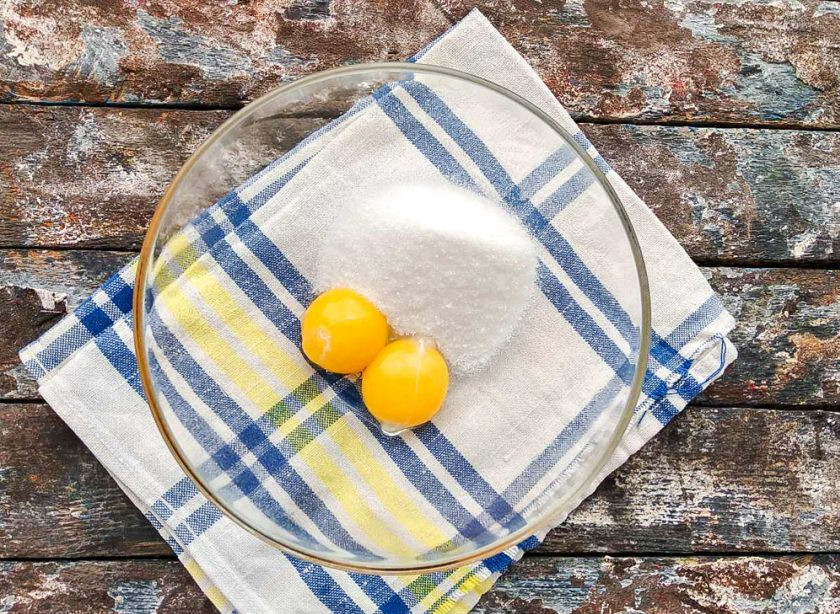 1. Этап. Печенье Экономное: Желтки смешайте с сахаром и хорошо перемешайте.