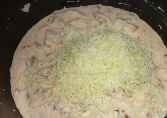 1. Этап. Паста карбонара в мультиварке: 3. Добавим тертый сыр и перемешаем.