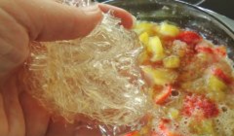 1. Этап. Творожный крем с желе: Размякший в холодной воде желатин распускаем в горячем компоте ревеня с клубникой. Хорошо мешаем.