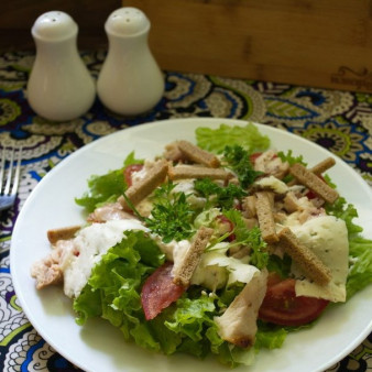 Салат Цезарь с курицей классический простой