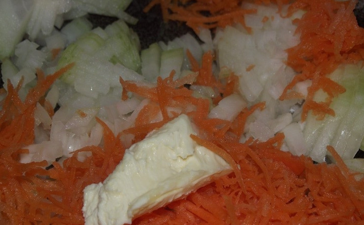 1. Этап. Гречка с морковью и луком: 1. Луковицу чистим от шелухи и моем в холодной воде, нарезаем небольшим кубиком. Морковку чистим и моем, измельчаем на крупной терке. Сковороду ставим на огонь, наливаем подсолнечное масло и разогреваем, затем отправляем лук и морковь, добавляем сливочное масло и обжариваем до мягкости.