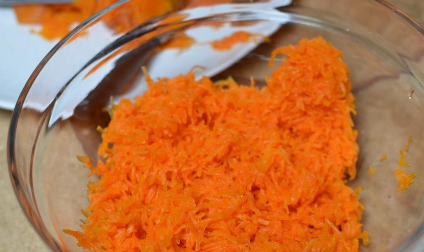 1. Этап. Бутерброды с морковью и сыром: Морковь натираем на крупной терке.