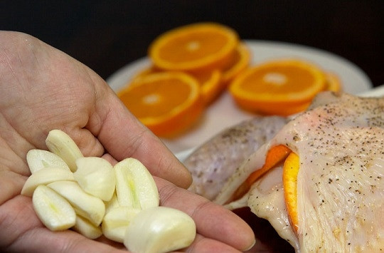 1. Этап. Запеченная курочка в духовке: 4. Очистите чеснок. Можно нарезать его мелко или оставить зубчики целиком.