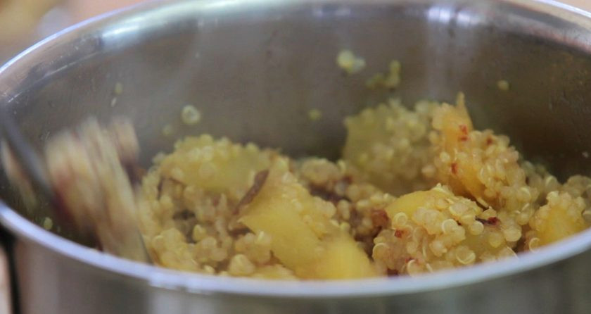 1. Этап. Пюре из киноа: 4. Кашу перемешайте и оставьте остывать, а пока банан разомните вилкой.