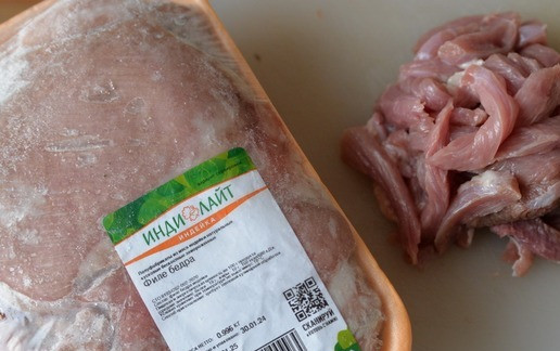 1. Этап. Индейка с грибами эноки: Для приготовления берём филе индейки. У меня - филе бедра индейки Индилайт. Режем индейку тонкими полосками.