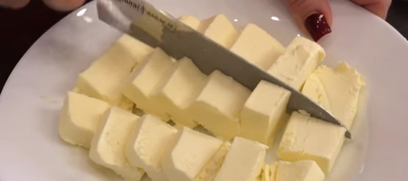 1. Этап. Вкуснейшее творожное печенье: 1. Творог протрите вилкой. Мягкое сливочное масло нарежьте кубиками (если вам сложно его нарезать из-за мягкости, отправьте масло на 10 минут в холодильник) и добавьте в творог. Вилкой перемешайте массу, добавьте ваниль и снова перемешайте.