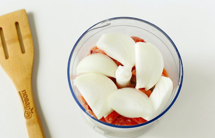 1. Этап. Котлеты из горбуши ПП: Добавьте нарезанный на части лук.