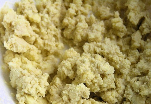 1. Этап. Салат Цезарь с семгой: Приготовьте соус. Желтки разотрите с горчицей.