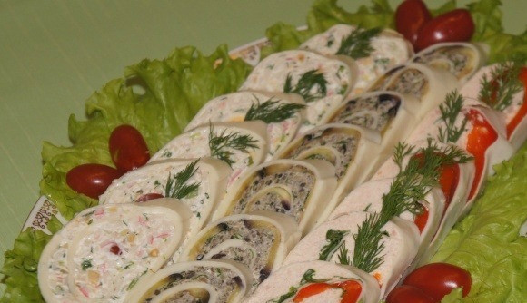 1. Этап. Cырные блины из сулугуни: Спустя 2 часа достаньте рулеты из холодильника и порционно их нарежьте. Приятного аппетита!