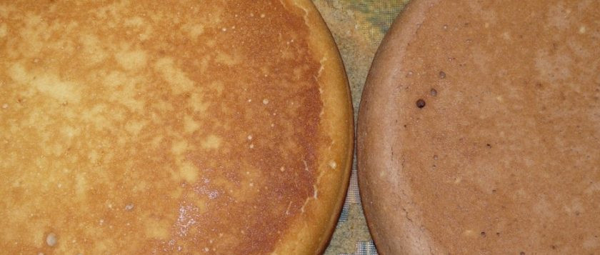 1. Этап. Тесто для сметанного торта: 2. Теперь в специальным формах выпекаем коржи. Их должно быть одинаковое количество. Я выпекала два больших, а потом их разрезала вдоль.