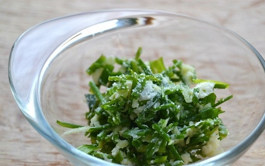 1. Этап. Перепелка в духовке: 6. Соль, перец и по желанию другие специи. Все как следует перемешайте.