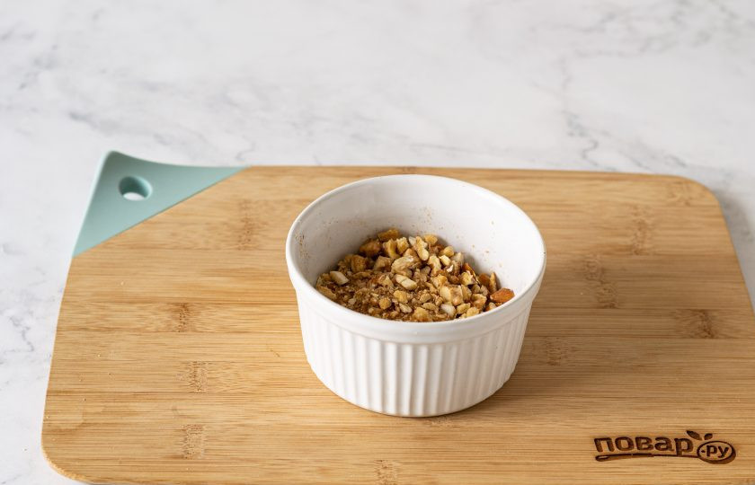 1. Этап. Постные синнабоны: Смешайте для начинки крупно порубленные обжаренные орехи, сахар и корицу.