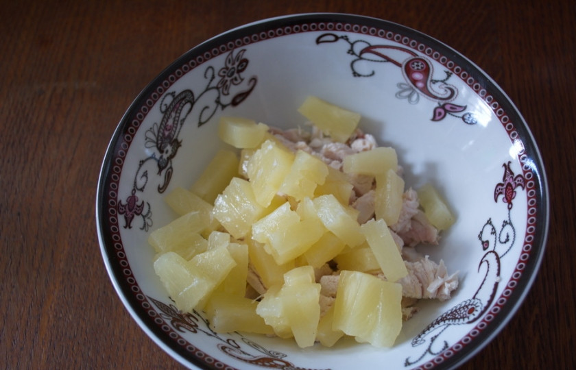 1. Этап. Салат Универсальный: Ананасные кольца нарезать на небольшие треугольники.