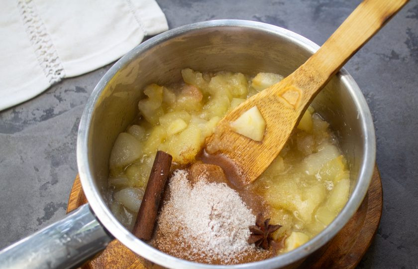 1. Этап. Пряное грушевое пюре: Добавьте к грушам сахар и пряности и проварите еще 5-7 минут.