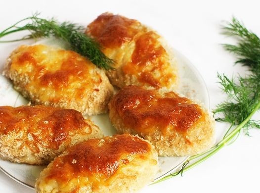 1. Этап. Котлеты в сухарях в духовке: 6. Когда котлеты готовы, их можно сразу подавать к столу. При желании сверху можно украсить свежей зеленью.