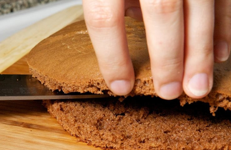 1. Этап. Простой Сметанник: Коржи разрежьте на 2 половины.