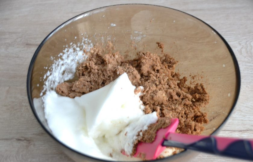 1. Этап. Бездрожжевой кето-хлеб: К получившемуся тесту добавьте взбитые белки, размешайте до однородности.