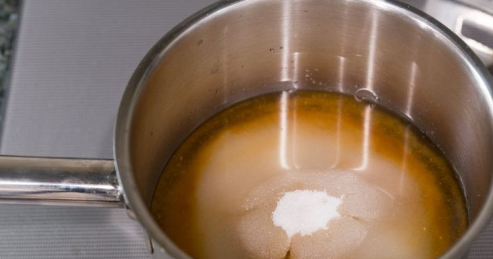 1. Этап. Самодельный шоколад: 1. В миске смешайте соду, какао-порошок, соль, добавьте дробленые плоды какао и сливочное масло, отложите в сторону. В сотейник выложите мед и влейте воду, перемешайте хорошенько, в центр насыпьте сахар и не перемешивайте.