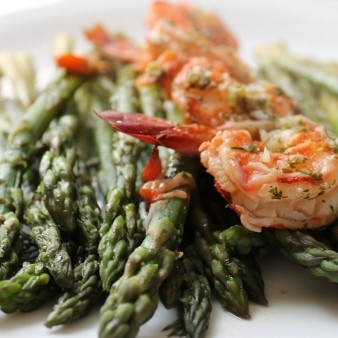 1. Этап. Креветки со спаржей: Готовую спаржу и креветки достаем из пароварки, сервируем по тарелочкам и подаем. Приятного аппетита!