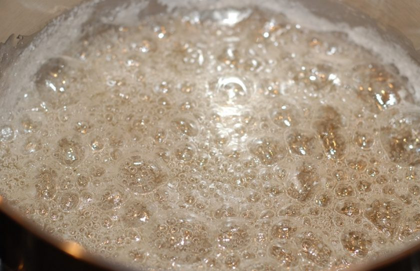 1. Этап. Нежный флан: 1. Для карамели смешайте сахар и воду. Варите на среднем огне, время от времени помешивая, пока карамель не приобретет золотистый цвет.