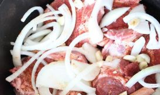 1. Этап. Свинина запеченная в мультиварке: В мульткастрюлю на дно положите лук, сверху мясо, затем опять лук, сверху разложите картофель.