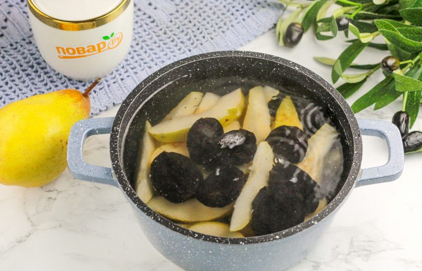 1. Этап. Компот из груш и чернослива: Влейте горячую воду и поместите емкость на плиту. Отварите компот в течение 20-25 минут, убавив нагрев до умеренного с момента закипания жидкости.