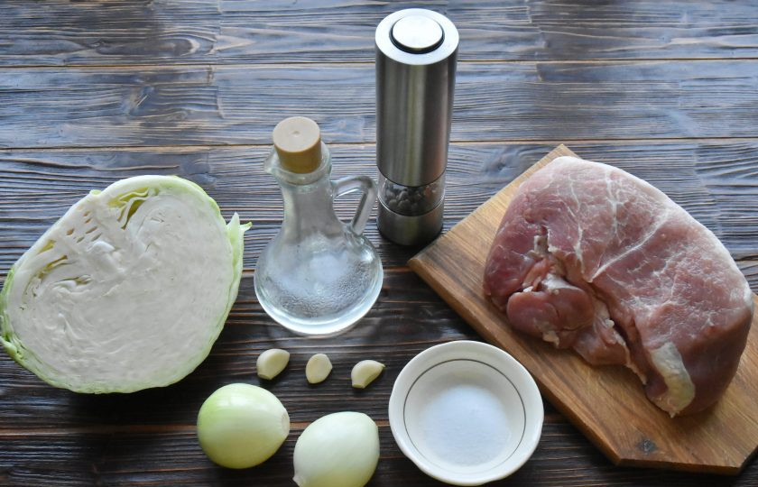 1. Этап. Пигоди по-корейски: Для приготовления начинки подготовьте ингредиенты. Необязательно брать дорогие части свинины, для фарша подойдет нежирная лопатка или окорок. Лук и чеснок очистите от шелухи. Капусту очистите от верхних листьев и удалите кочерыжку.