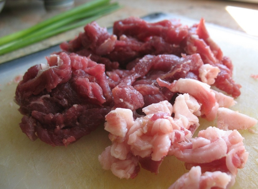 1. Этап. Цуйван: 4. Вымойте баранину, обрежьте жир и нарежьте его и мясо тонкими полосками.