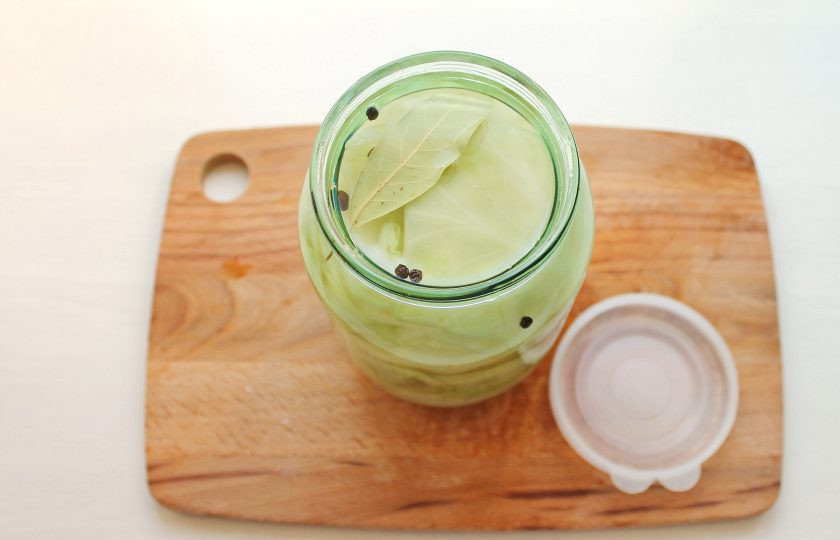 1. Этап. Листья капусты для голубцов на зиму: Добавьте в банки соль. Отвар после капусты доведите до кипения и залейте банки с капустой до самого верха. Закройте их капроновыми крышками и оставьте при комнатной температуре на одни сутки. Затем уберите заготовку в холодное, темное место и оставьте на 1.5 месяца.