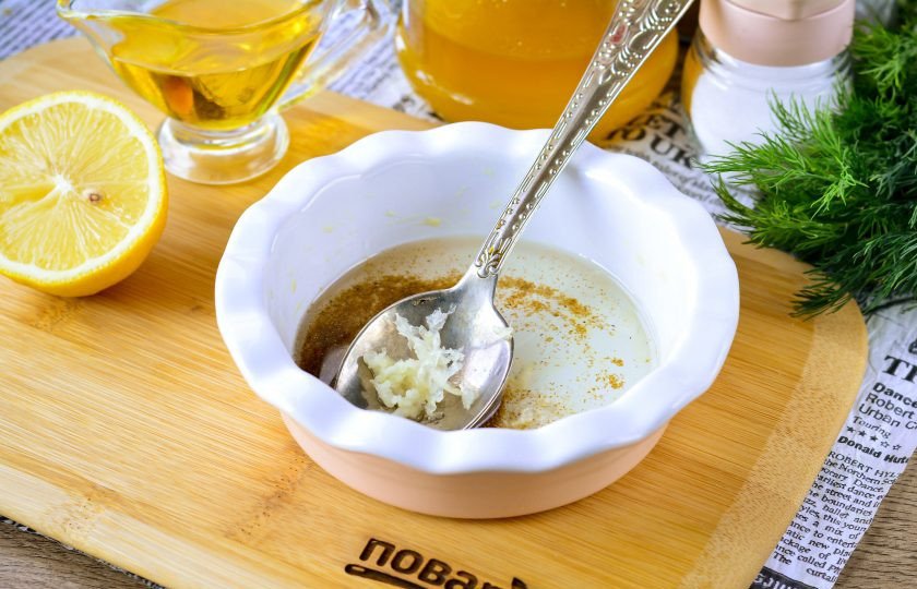 1. Этап. Баклажаны в медово-лимонной карамели: Смешайте в подходящей емкости мед и лимонный сок, отправьте в микроволновку и готовьте карамель 2-3 минуты на высокой мощности, затем осторожно достаньте прихватками, выдавите чеснок и добавьте молотый кориандр. Перемешайте пряную карамель.