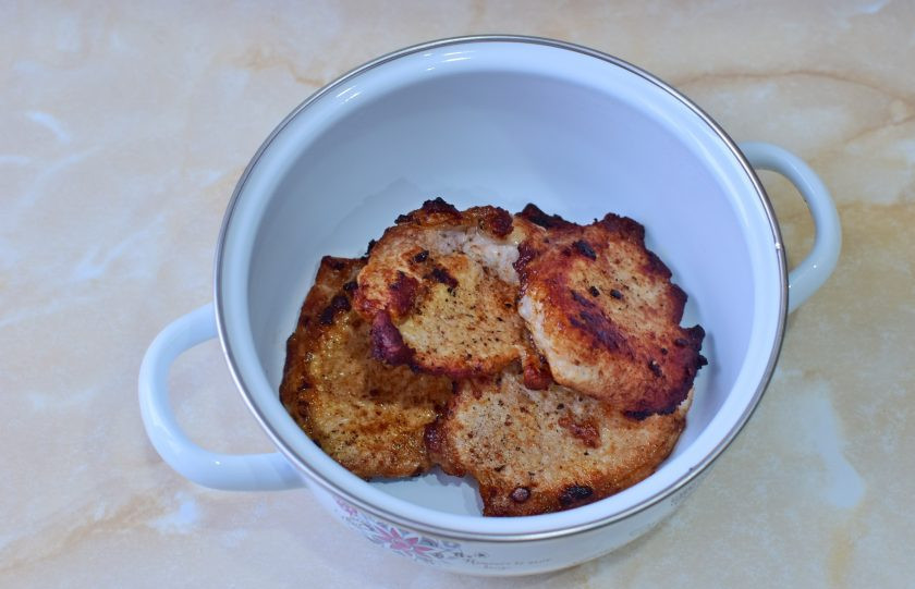 1. Этап. Свинина с кедровыми орешками: Готовое мясо переложите в кастрюлю и накройте крышкой.